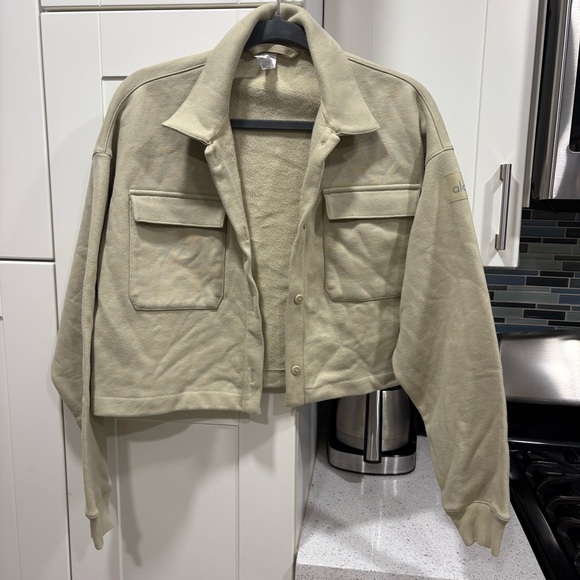 ALO Yoga Renown Cropped button down jacket - Picture 7 of 11